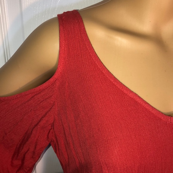 Coral cold-shoulder top. - Picture 3 of 4